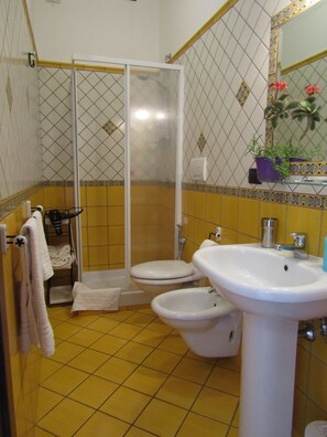 Double Room | Bathroom | Shower, hair dryer, bidet, towels - Puesta de Sol (Tramonti)