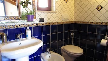 Colchones con pillow-top y caja de seguridad en la habitación