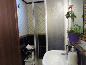 Quadruple Room | Pillowtop beds, in-room safe, desk, soundproofing - Puesta de Sol (Tramonti)