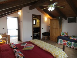 Colchones con pillow-top y caja de seguridad en la habitación 