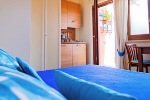 Premium bedding, desk, blackout curtains, iron/ironing board - Villa Rosa Sorrento (Sorrento)