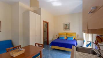 Appartamento monolocale per 4 persone with kitchenette and sofa bed | Vista dalla camera