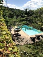 室外游泳池，日光浴躺椅