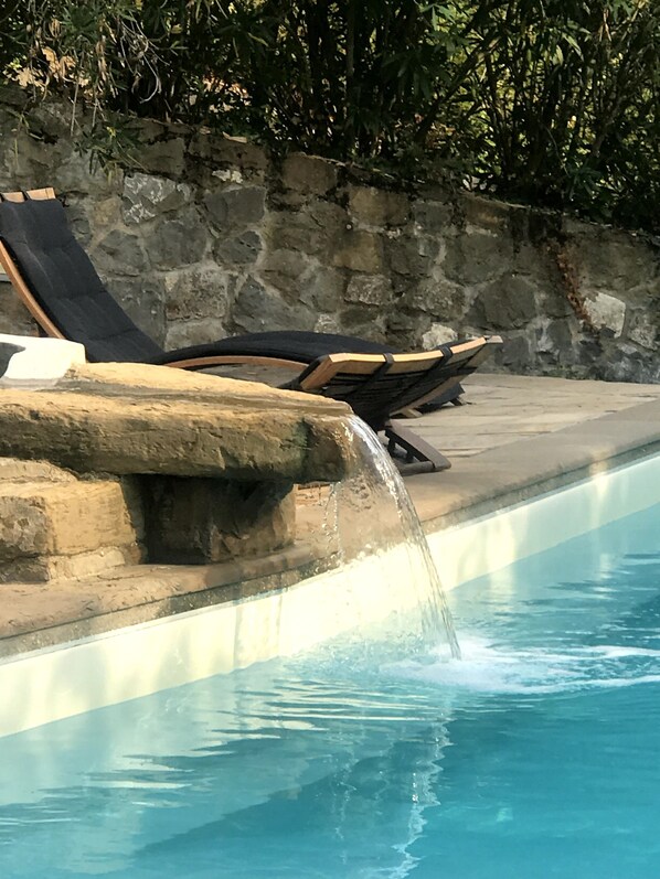 Piscina a l'aire lliure i gandules