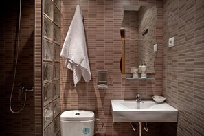 Đồ dùng nhà tắm miễn phí, máy sấy tóc, khăn tắm 