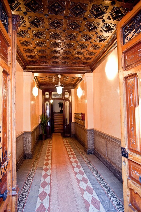 Property entrance - Hostal Abel Victoriano (Madrid)
