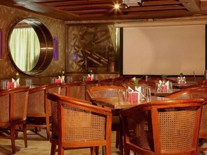 2 restaurantes: opção de café da manhã, almoço e jantar