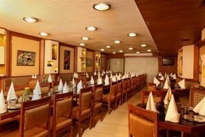 2 restaurants; breakfast, lunch, and dinner served - Hotel Alka Classic (New Delhi)