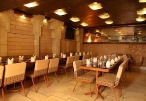 2 restaurantes, se sirven desayunos, comidas, cenas y cocina vegetariana