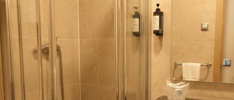 Ducha, artículos de tocador gratuitos, secador de pelo, toallas