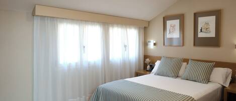 1 sovrum, sängtillbehör av högsta kvalitet, duntäcken och minibar