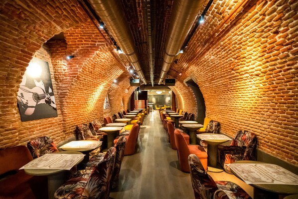 每日供应自助式早餐（每人 EUR 12）