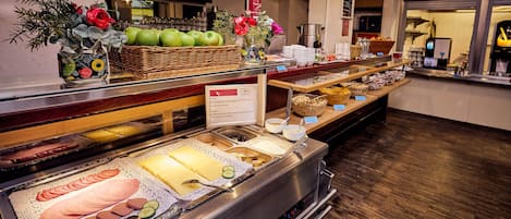 Desayuno buffet (EUR 7.5 por persona)