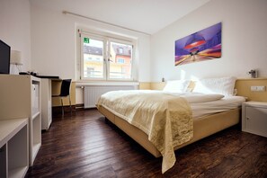 A bedroom with a bed, a desk, and a chair. - The 4 You Hostel & Hotel (Munich)