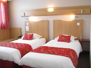 Escritorio, cunas (de pago), wifi gratis y ropa de cama