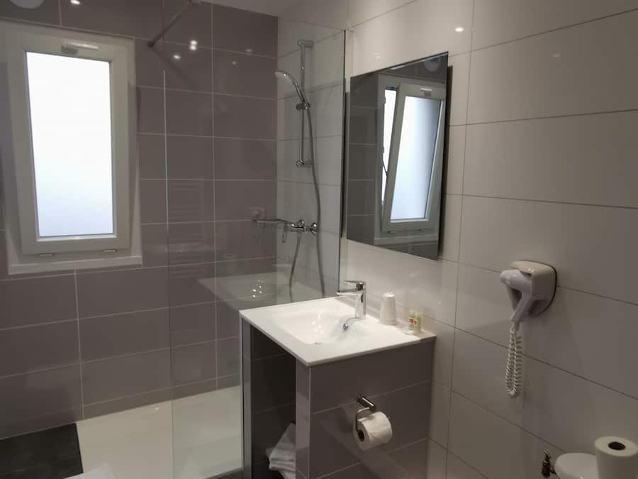 Combined shower/tub, hair dryer, towels