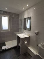 Bañera con ducha, secador de pelo, toallas