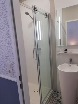 Superior Double Room | Bathroom | Shower, free toiletries, hair dryer, towels - Boutique Hotel Kugel Wien (Vienna)