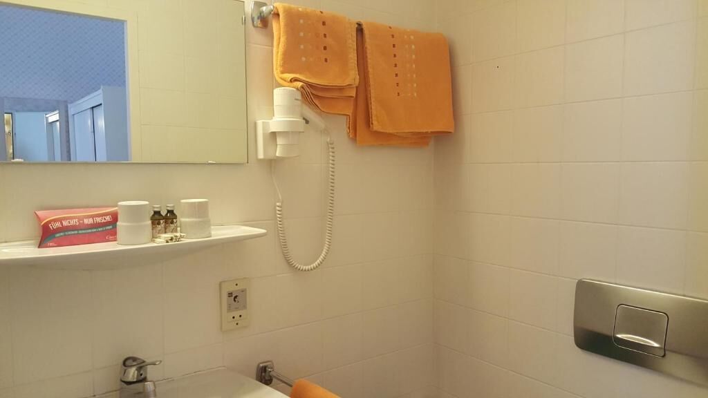 standard double room | bathroom | shower, free toiletries, hair dryer, towels