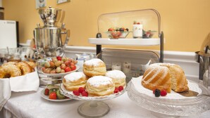 A buffet table with various pastries and desserts, including a bundt cake and a variety of fruits. - Boutique Hotel Kugel Wien (Vienna)