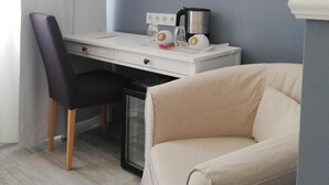 A modern room with a desk, chair, and a flat-screen TV mounted on the wall. - Boutique Hotel Kugel Wien (Vienna)