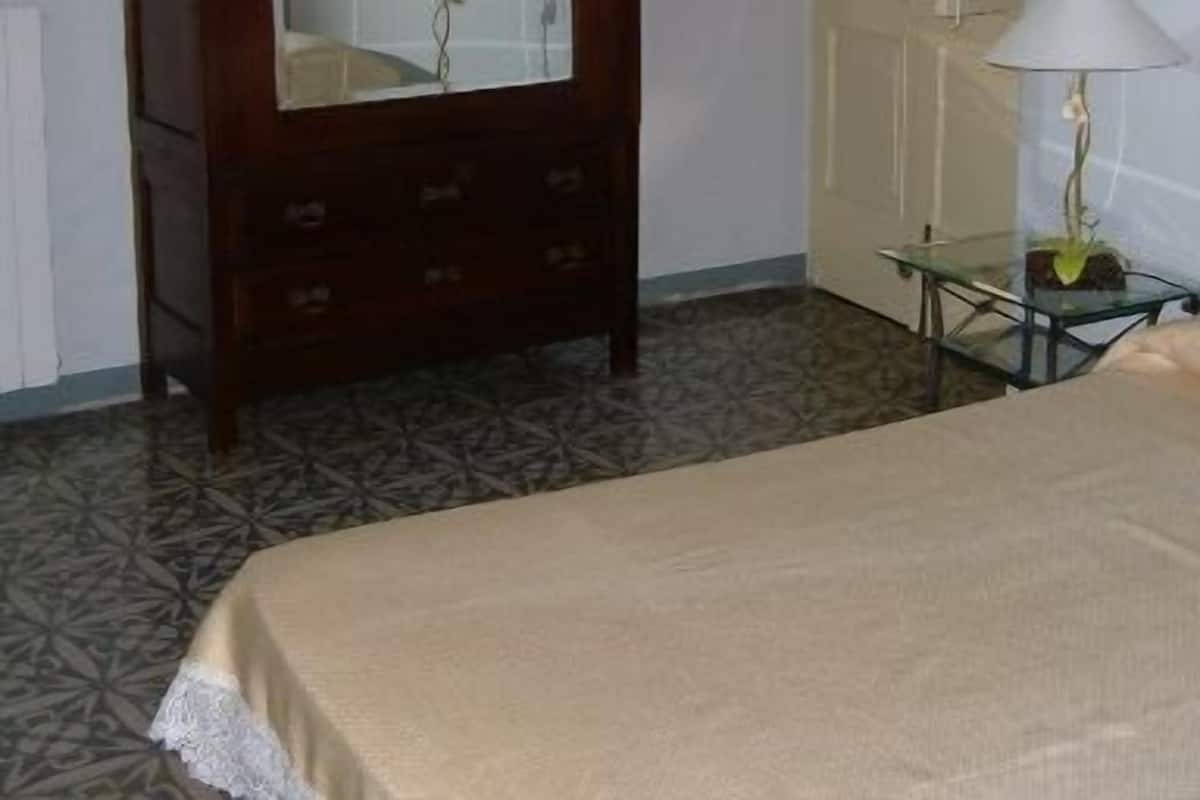 Triple Room | Hypo-allergenic bedding, soundproofing, cribs/infant beds, rollaway beds