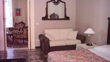 Family Room | Hypo-allergenic bedding, soundproofing, cots/infant beds, rollaway beds