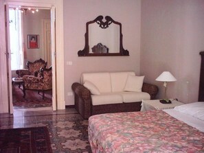 ファミリー ルーム | 低刺激性寝具、防音設備、ベビーベッド、可動式ベッド