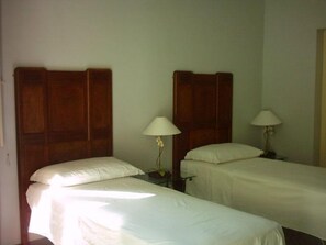 Hypo-allergenic bedding, soundproofing, cots/infant beds, rollaway beds - Palazzo Antonelli (Monopoli)