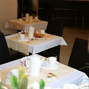 Petit déjeuner (5 EUR par personne)