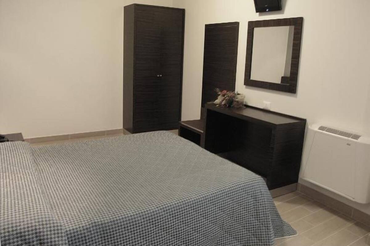 Minibar, in-room safe, desk, WiFi (free)