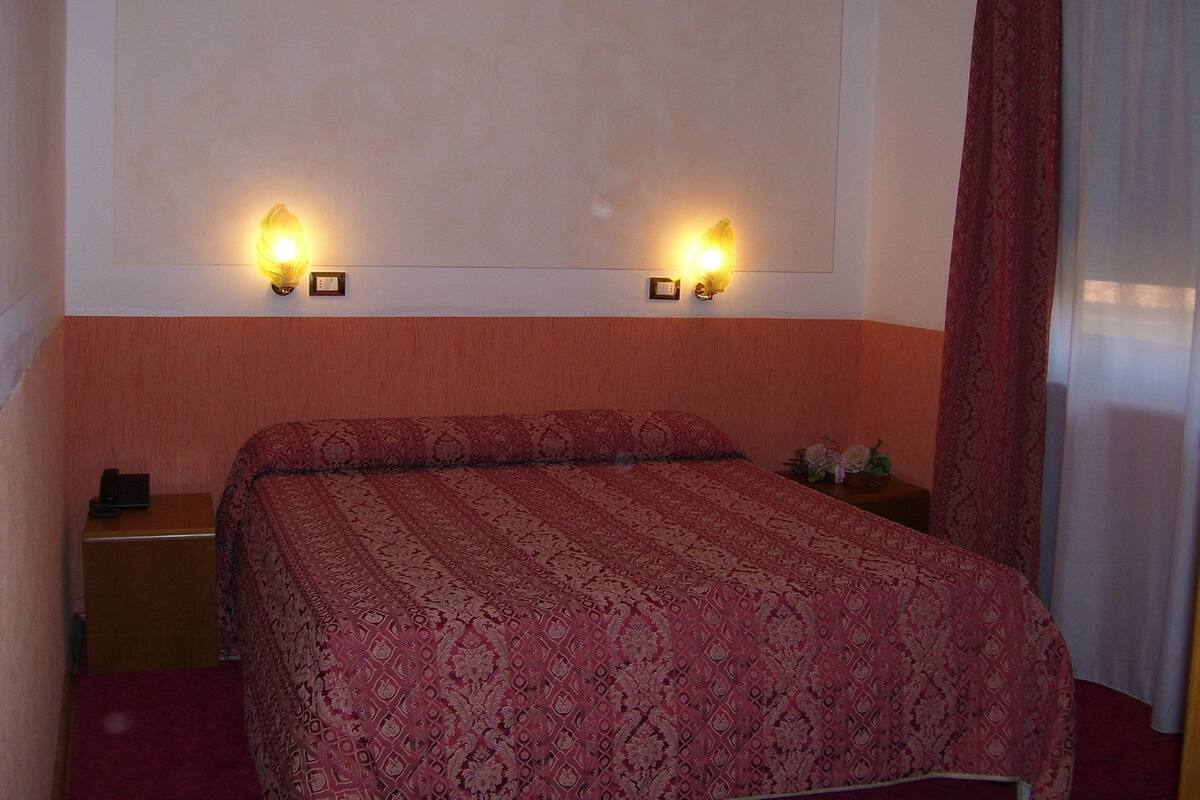 Minibar, in-room safe, desk, WiFi (free)