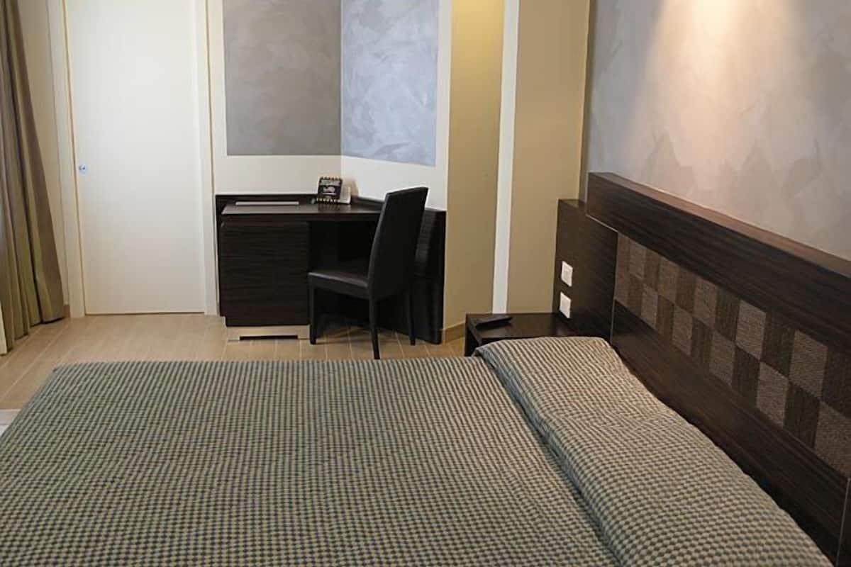 Minibar, in-room safe, desk, WiFi (free)