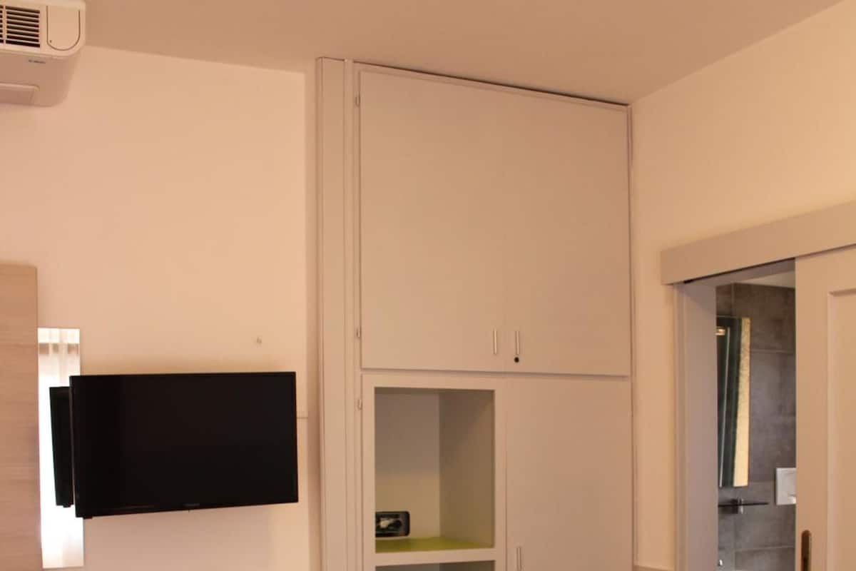 Minibar, in-room safe, desk, WiFi (free)