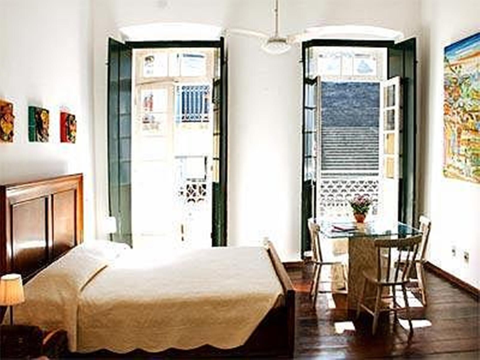 迷你吧、客房内保险箱、免费 WiFi