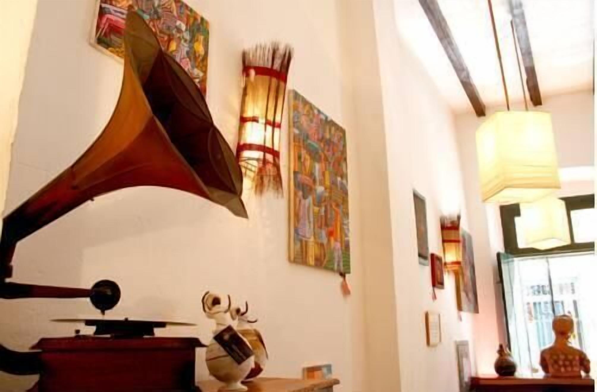 Une pièce comprenant un gramophone, un tableau et une sculpture.