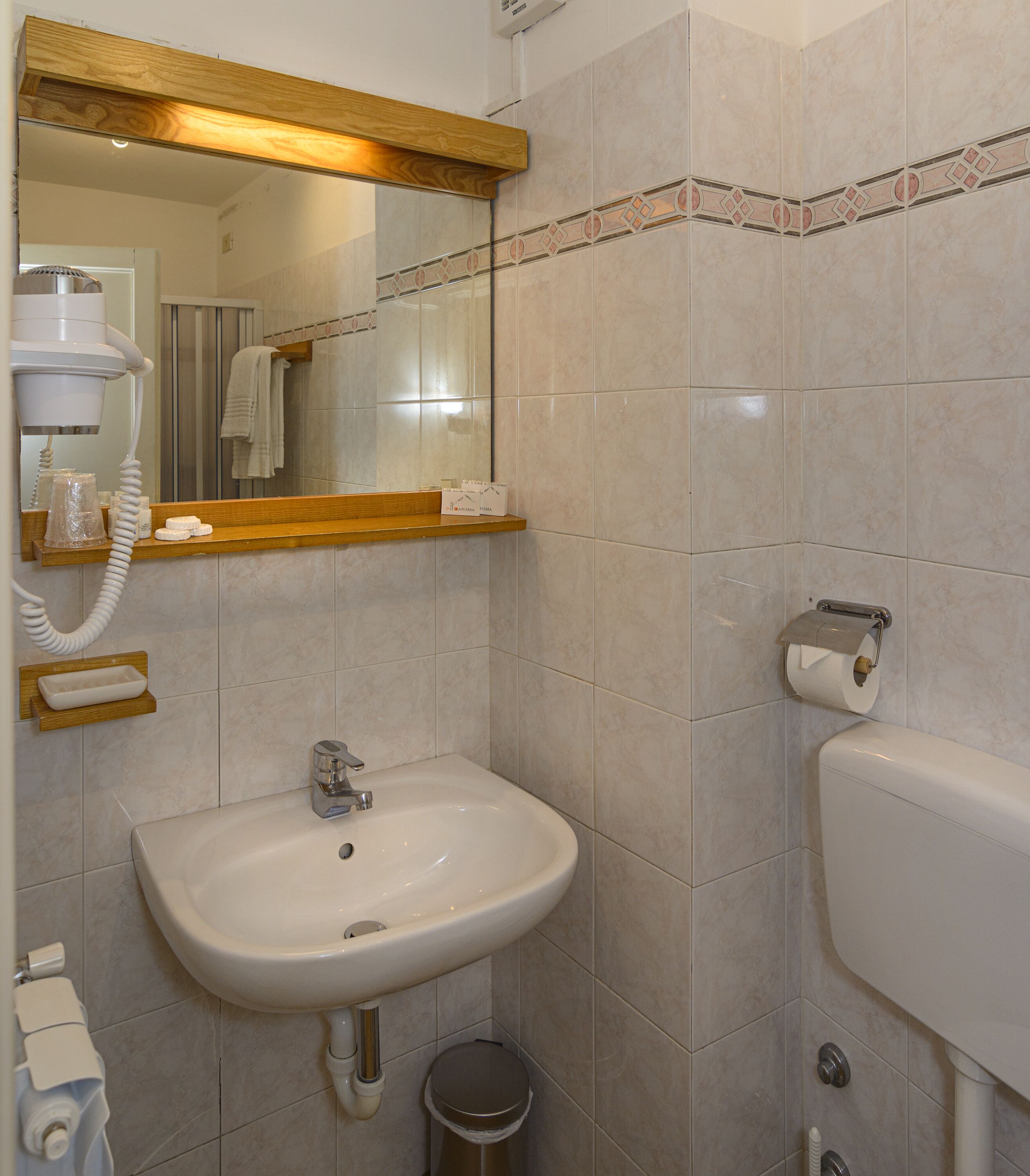 shower, free toiletries, hair dryer, bidet