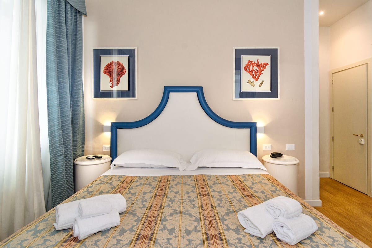 Triple Room, Sea View | Peralatan tempat tidur hipoalergenik, bar mini, peti besi dalam bilik