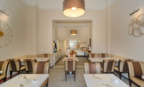 Desayuno a la carta (EUR 10 por persona)