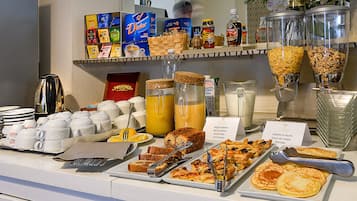 Daily cooked-to-order breakfast (EUR 10 per person)