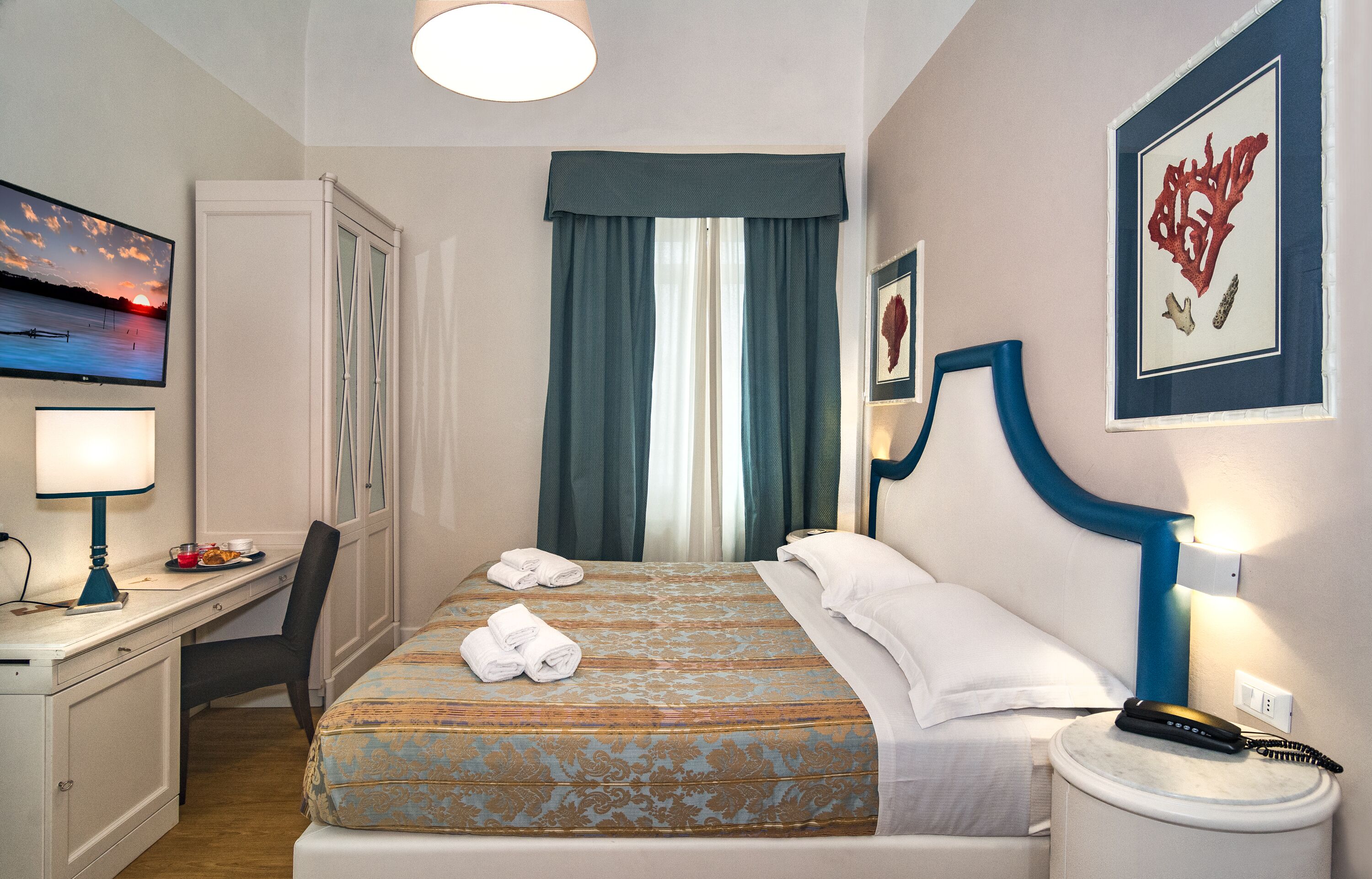 Hypo-allergenic bedding, minibar, in-room safe, free WiFi