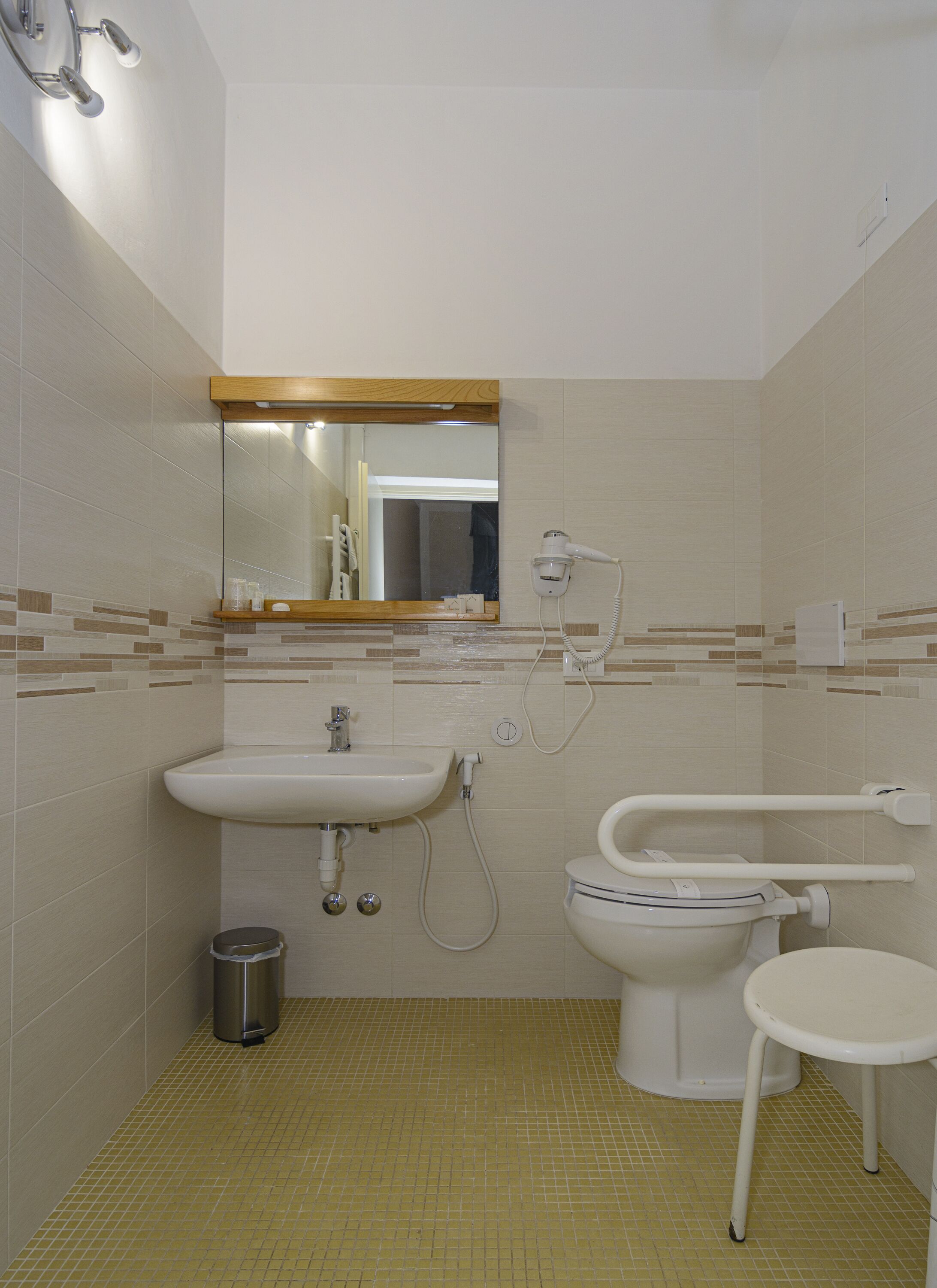 standard double room, accessible | bathroom | shower, free toiletries, hair dryer, bidet