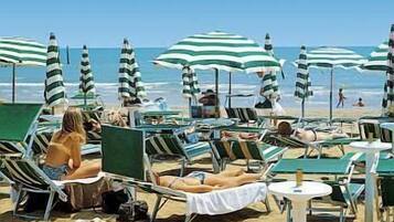 Spiaggia privata, lettini da mare, ombrelloni