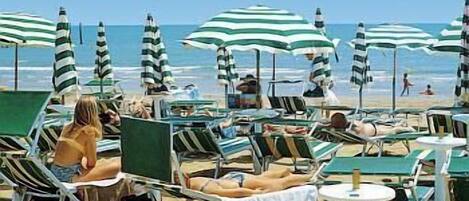 Plage privée, chaises longues, parasols