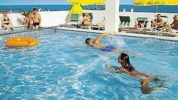 Piscina stagionale all'aperto, ombrelloni da piscina, lettini
