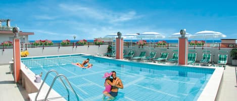 Piscine extérieure (ouverte en saison), parasols de plage