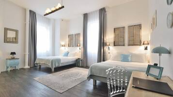 Habitación familiar, planta baja | Caja de seguridad en la habitación, escritorio y cortinas blackout