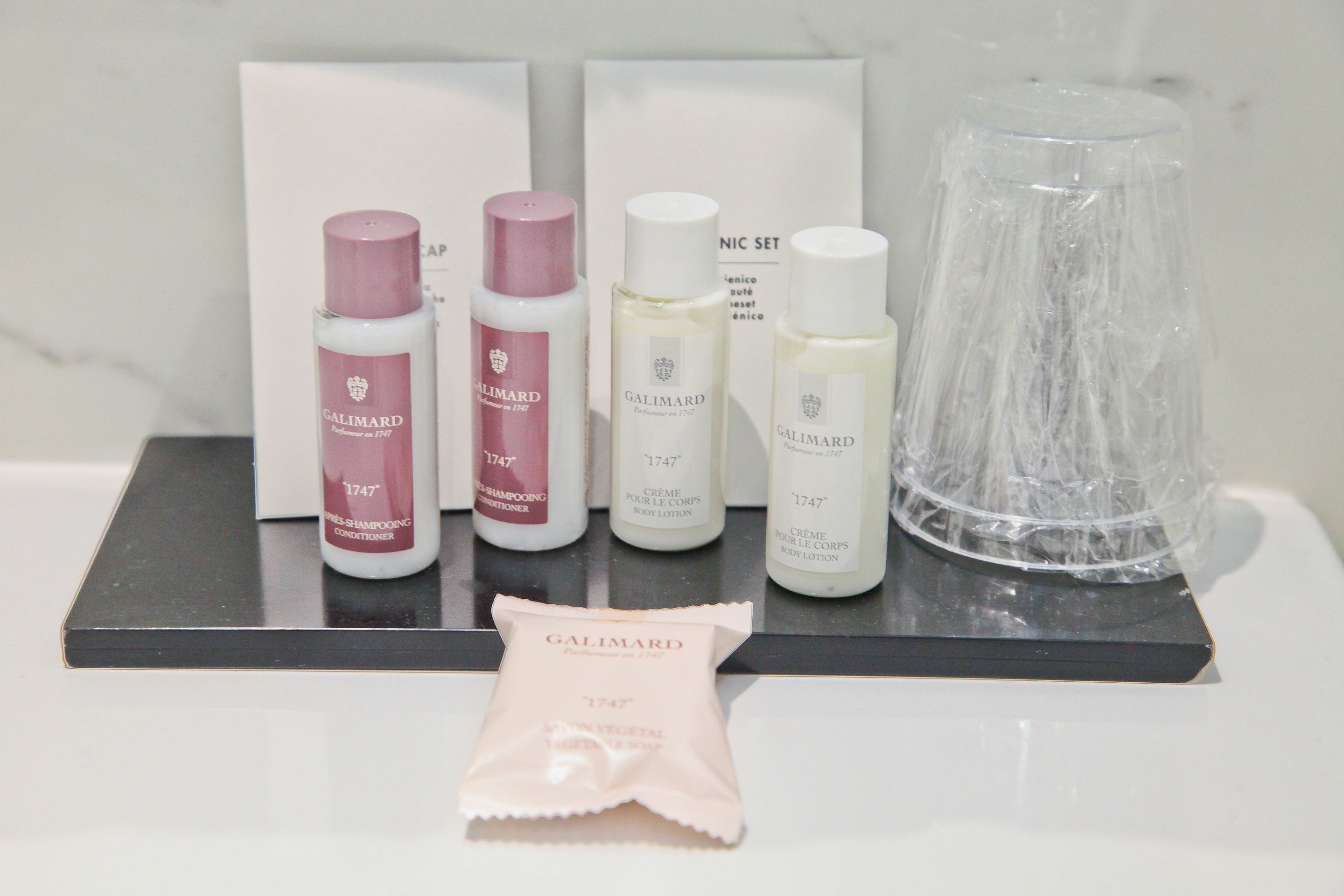 shower, rainfall showerhead, free toiletries, hair dryer