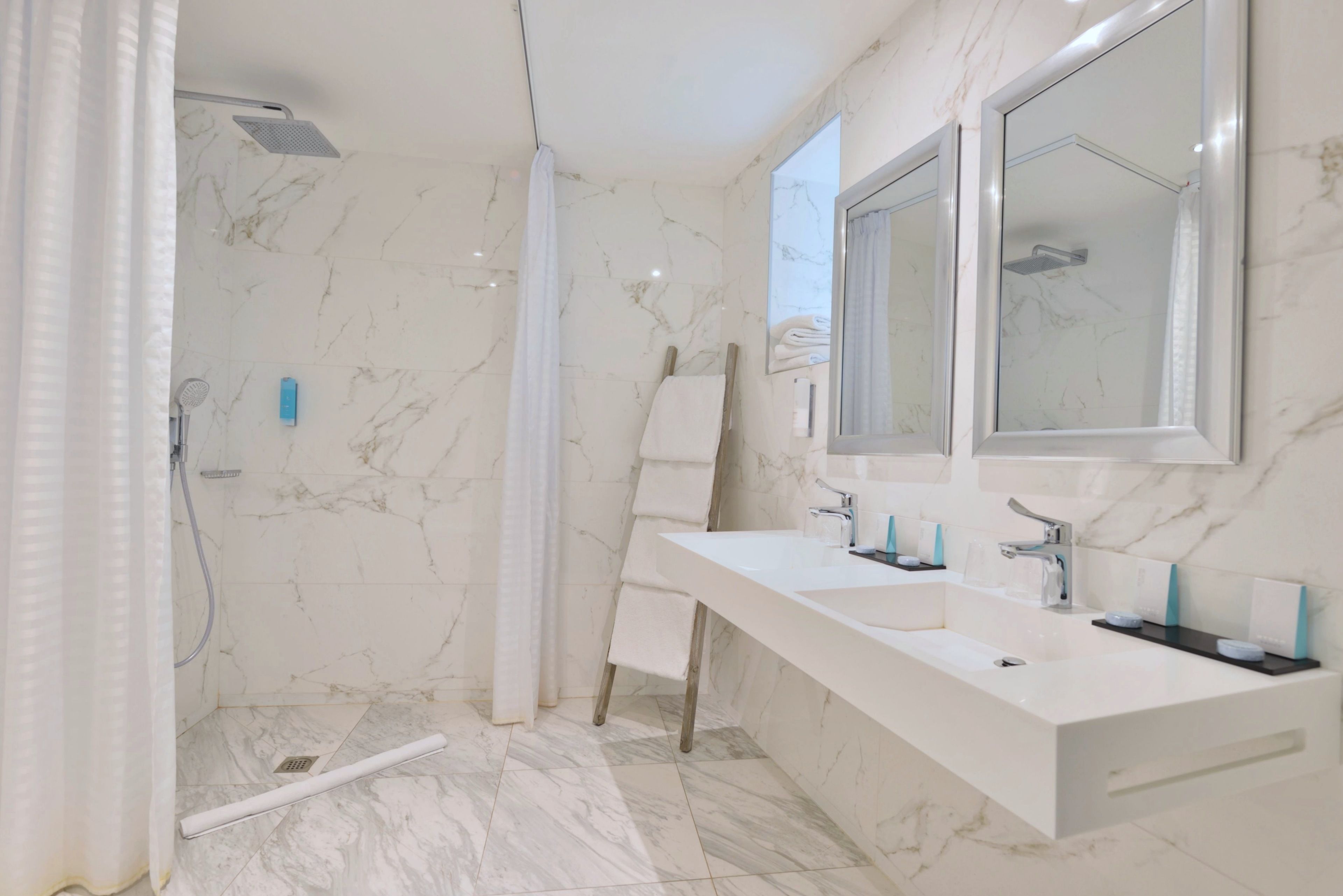 shower, rainfall showerhead, free toiletries, hair dryer