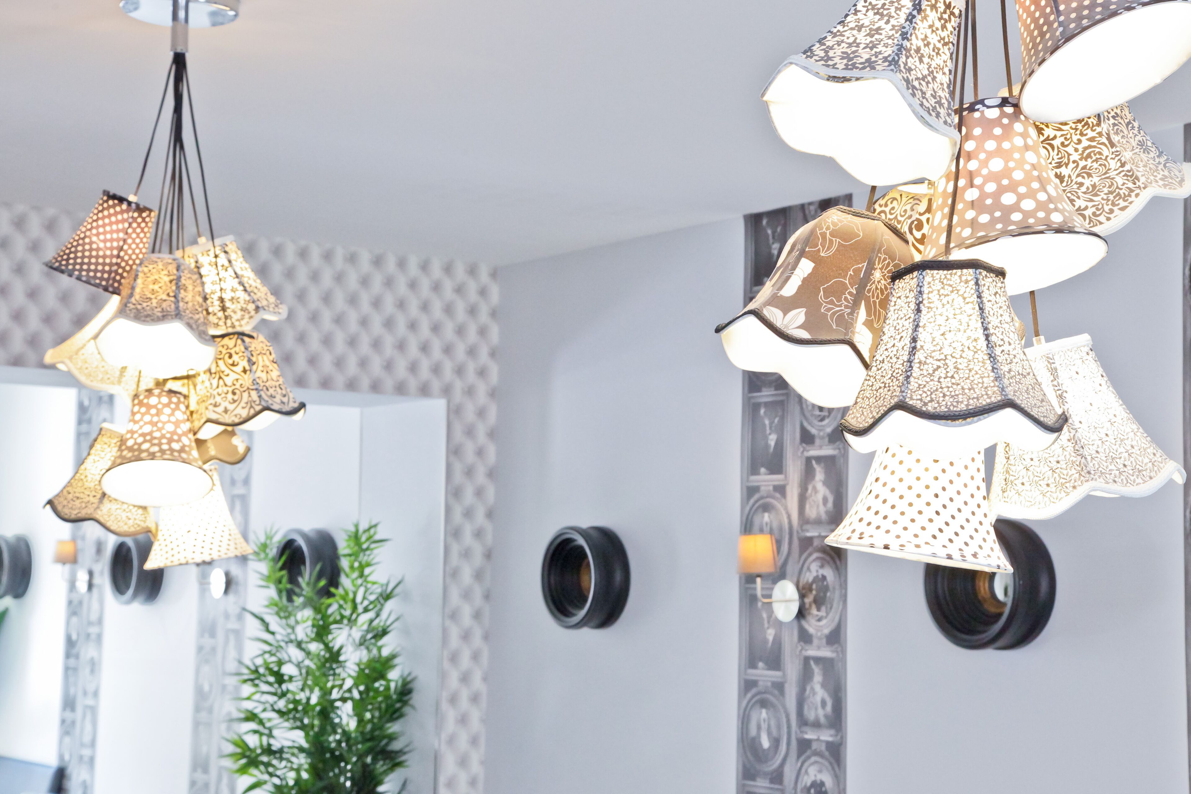 Un intérieur moderne agrémenté de lampes décoratives suspendues et d’un mur miroir.